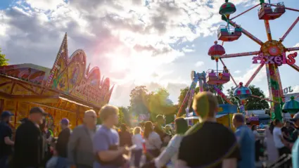 Parktorget med tivoli i vacker kvällsol.