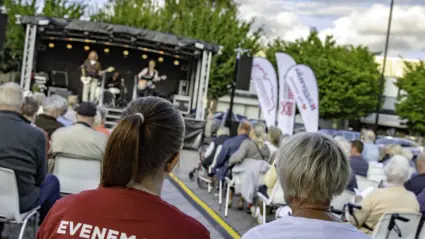 Ryggtavlor på en medarbere på Hörby kommun och en från Häggenäs, med publik i bakgrunden