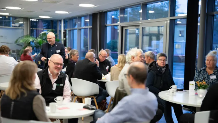 människor i matsal som samtalar