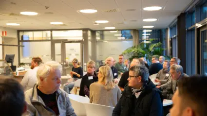 människor i matsal som samtalar
