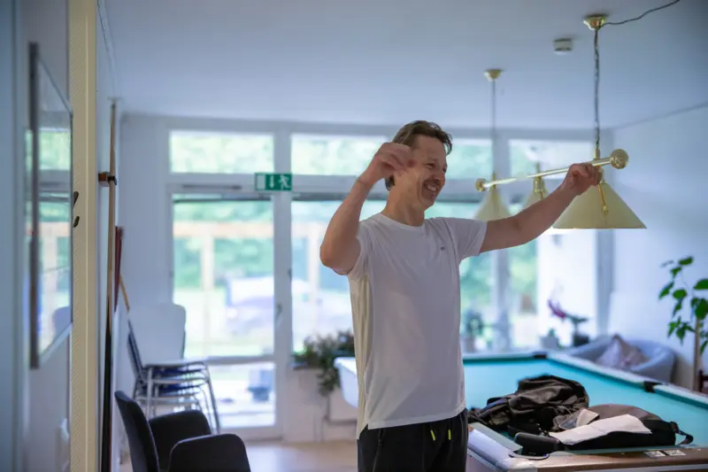 man står man armarna uppsträckta.