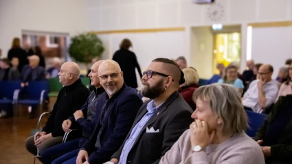 Men ler från en rad av människor i publiken.