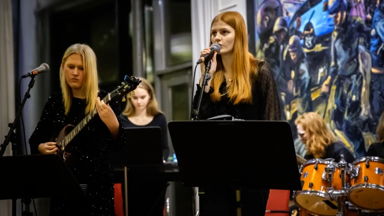 Bandet framifrån, basist och sångerska i fokus.
