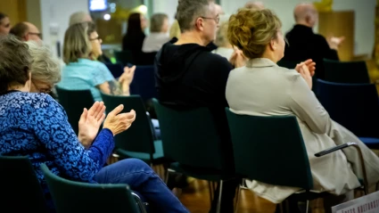 Publiken klappar i händer.