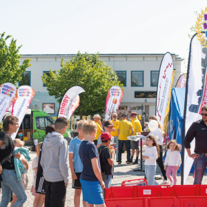 Flera ville testa på fotbolssbowlingen som Hörby kommuns Industrifastighetsbolag och Hörby bostäder hade ordnat. 