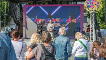 Kommunalrådet Anders Hansson höll ett invigningstal, här tillsammans med Eva Hellbom Persson, VD för Industrifastigheter och Hörby bostäder.