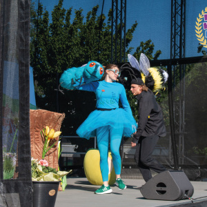 Humlan Djojj och Flugan Flax bjöd på show för de allra minsta. 