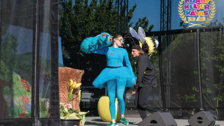 Humlan Djojj och Flugan Flax bjöd på show för de allra minsta. 