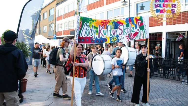 Kulturskolan bjöd på ett sambatåg.