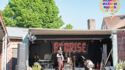 Rockgruppen Acorise med ösigt framträdande på Lions scen.