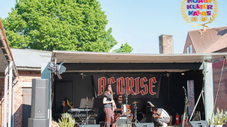 Rockgruppen Acorise med ösigt framträdande på Lions scen.