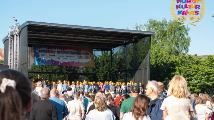 Barnen i tvåornas kör tillsammans med Kulturskolebandet.