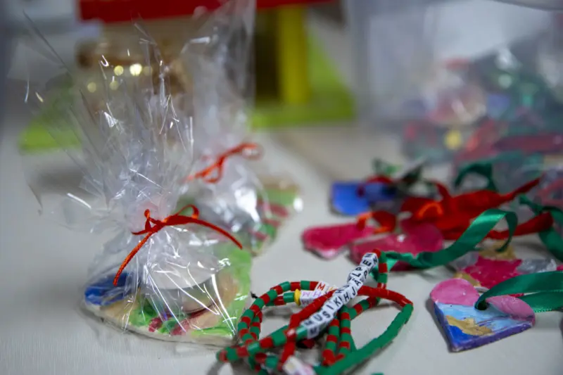 Armband och ljush&aring;llare inslaget i cellofan