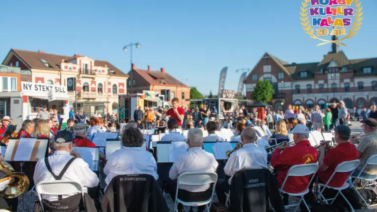 Blåsorkestrarna från Hörby och Höör spelade tillsammans på Gamla torg.
