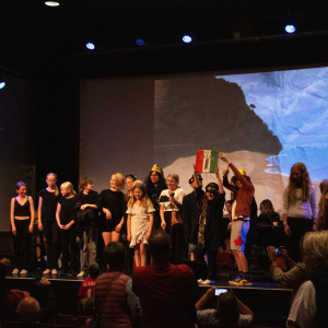 Teater med Kulturskolans elever inne på biograf Metropol.