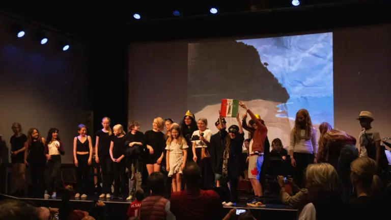 Teater med Kulturskolans elever inne på biograf Metropol.