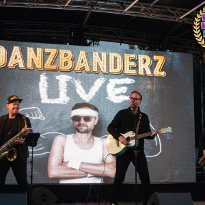 Dansbanderz intog scenen på Nya torg som sista akt och levererade en hel rad av sina dansbandsversioner av moderna hits.