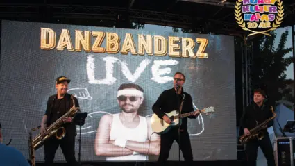 Dansbanderz intog scenen på Nya torg som sista akt och levererade en hel rad av sina dansbandsversioner av moderna hits.