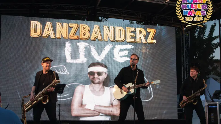 Dansbanderz intog scenen på Nya torg som sista akt och levererade en hel rad av sina dansbandsversioner av moderna hits.