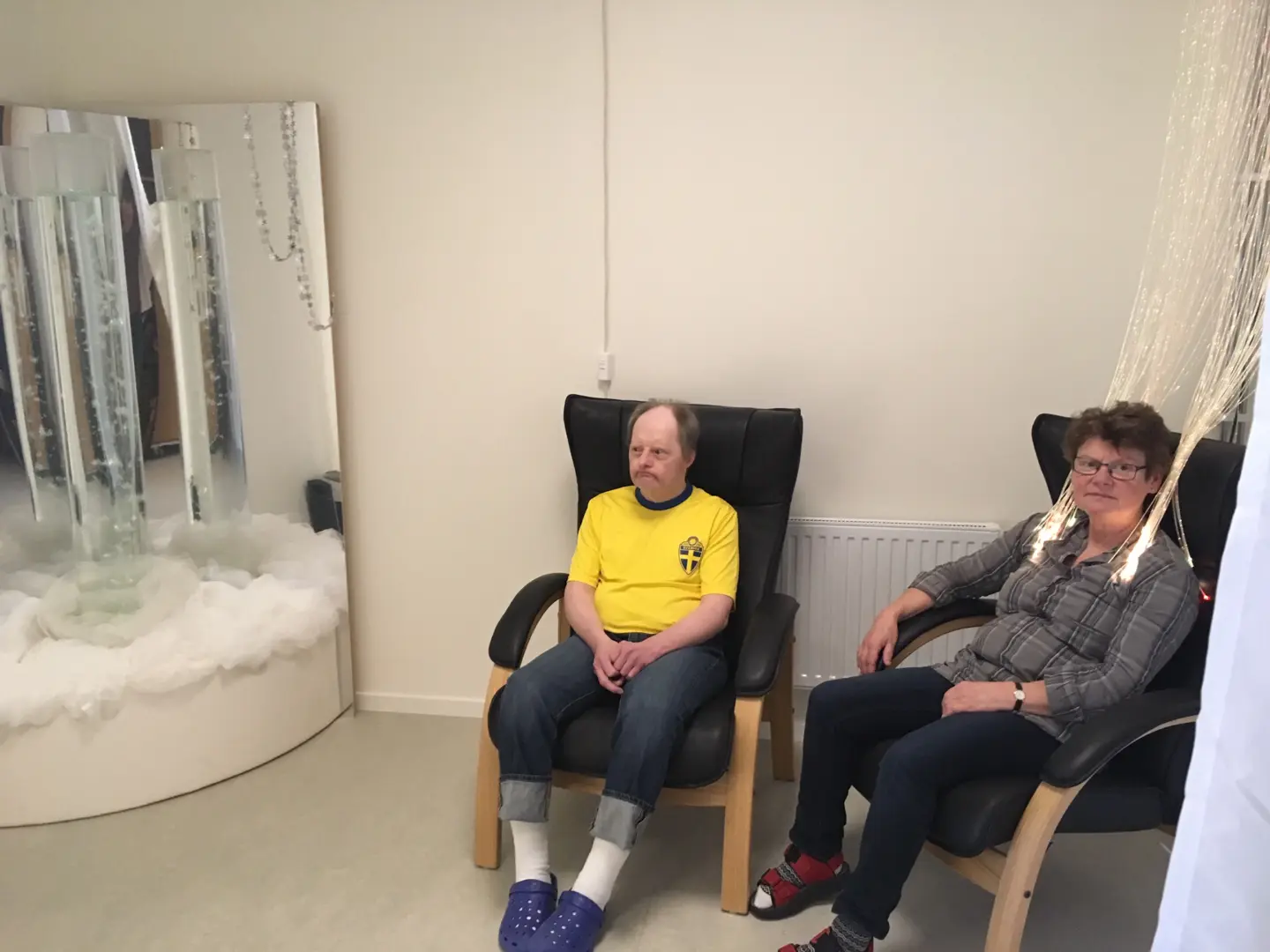 En man gul tröja en kvinna fåtöljer