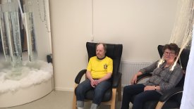 Här sitter deltagare Christer Vilkens och stödassistent Ann-Kristin Eriksson i sinnesrummet