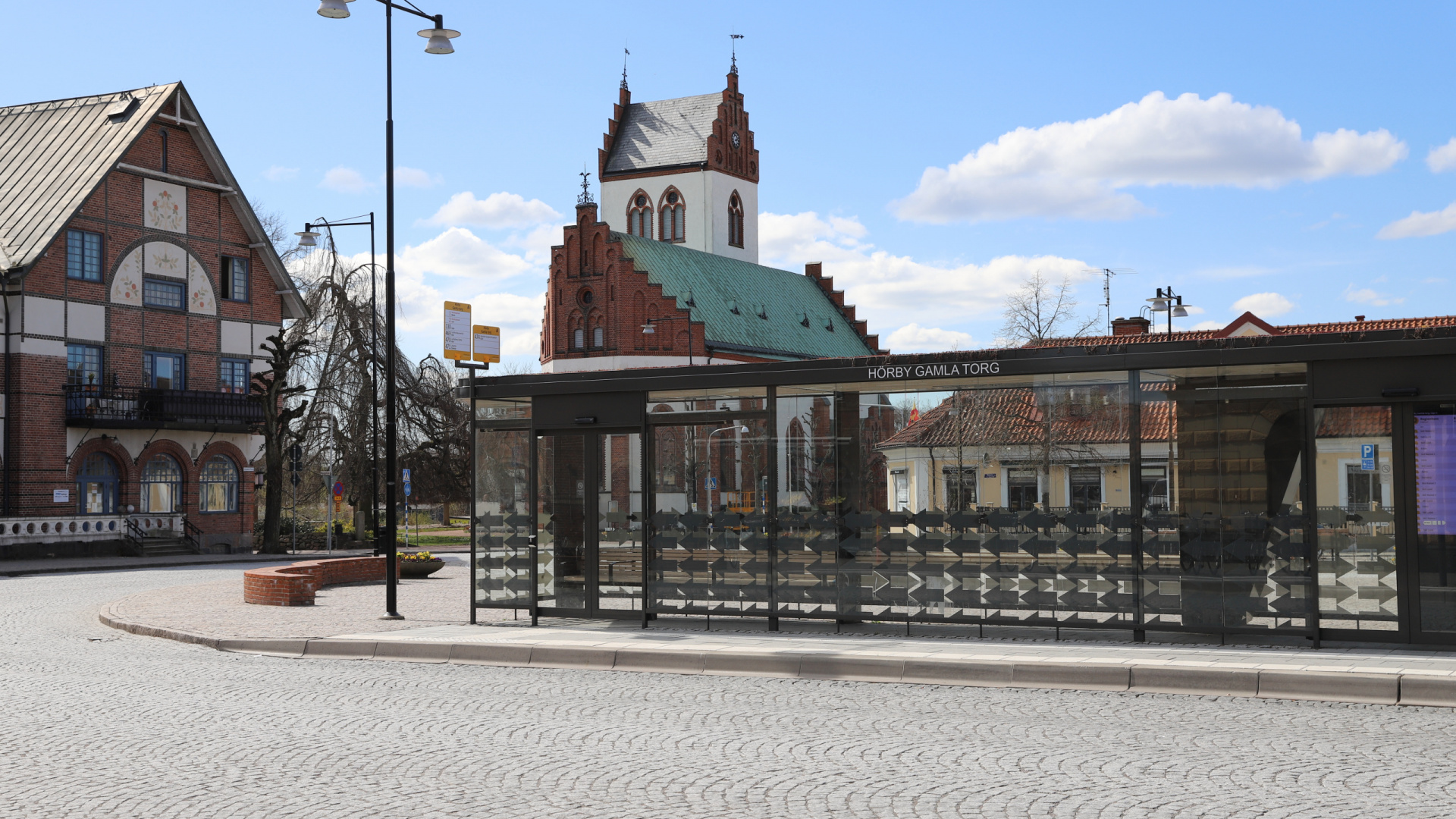 Hörby Gamla torg med busshållplats i förgrunden.