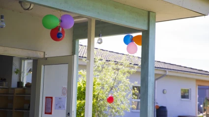 Ballonger hänger i förskolans dörrposter