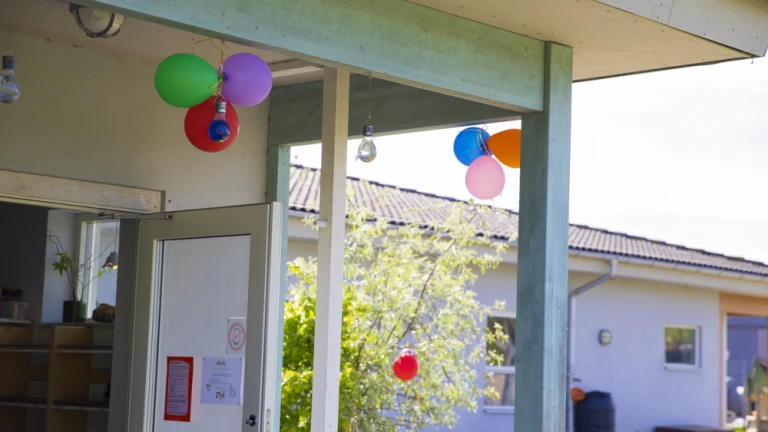 Ballonger hänger i förskolans dörrposter
