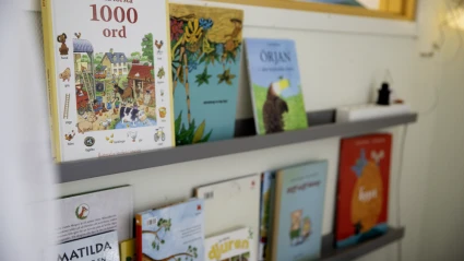 Läshörna inuti förskola, närbild på böcker