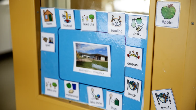 Lappar med ikoner för att beskriva ett dagsschema på förskolan