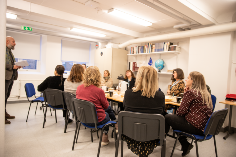 människor har samlats och sitter tillsammans för en ceremoni