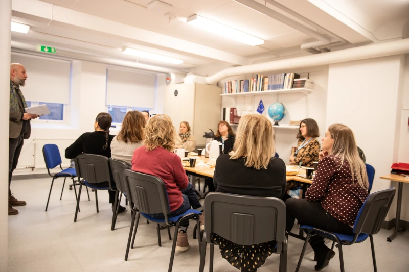 Människor har samlats runt ett bord och sitter tillsammans för en ceremoni