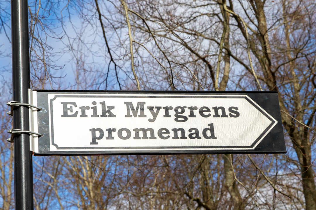 Vägvisningsskylt med texten "Erik Myrgrens promenad"