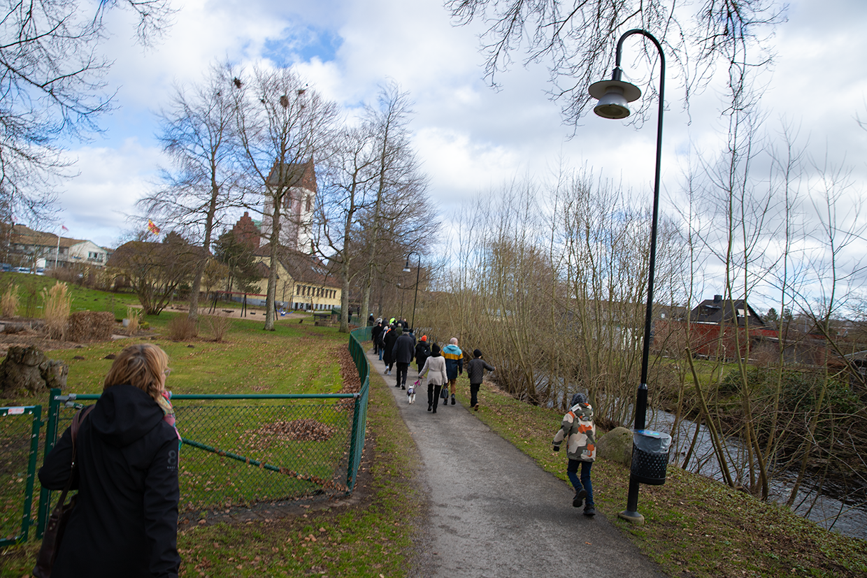 Folkskara promenerar längs med Hörbyån