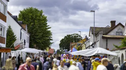 Folkvimmel under marknaden, med marknadsstånd på båda sidorna