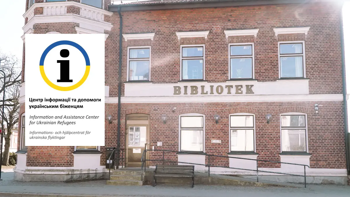 Bibliotekets fasad med information om kommunens hjälp- och informationscenter för ukrainska flyktingar.