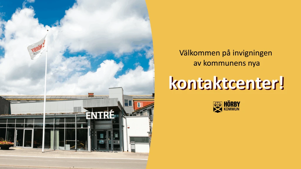 Montage. Bild på kommunhuset utifrån under en somrig dag. Bredvid finns text på gul bakgrund som bjuder in till invigning.