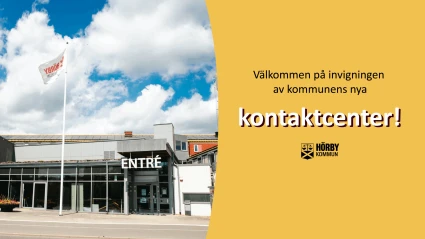 Montage. Bild på kommunhuset utifrån under en somrig dag. Bredvid finns text på gul bakgrund som bjuder in till invigning.