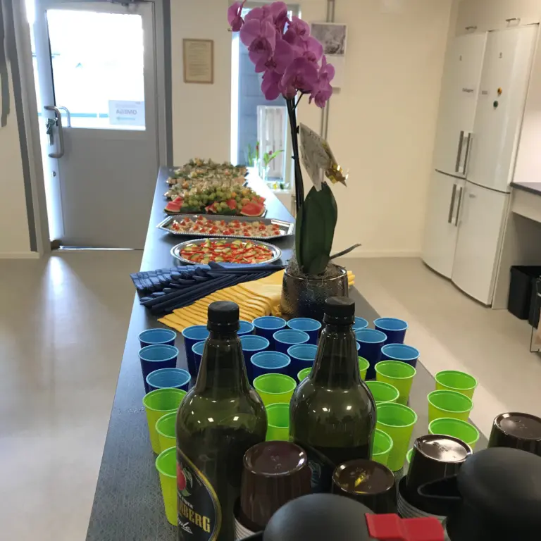 buffé blomma gröna och blåå muggar dryck