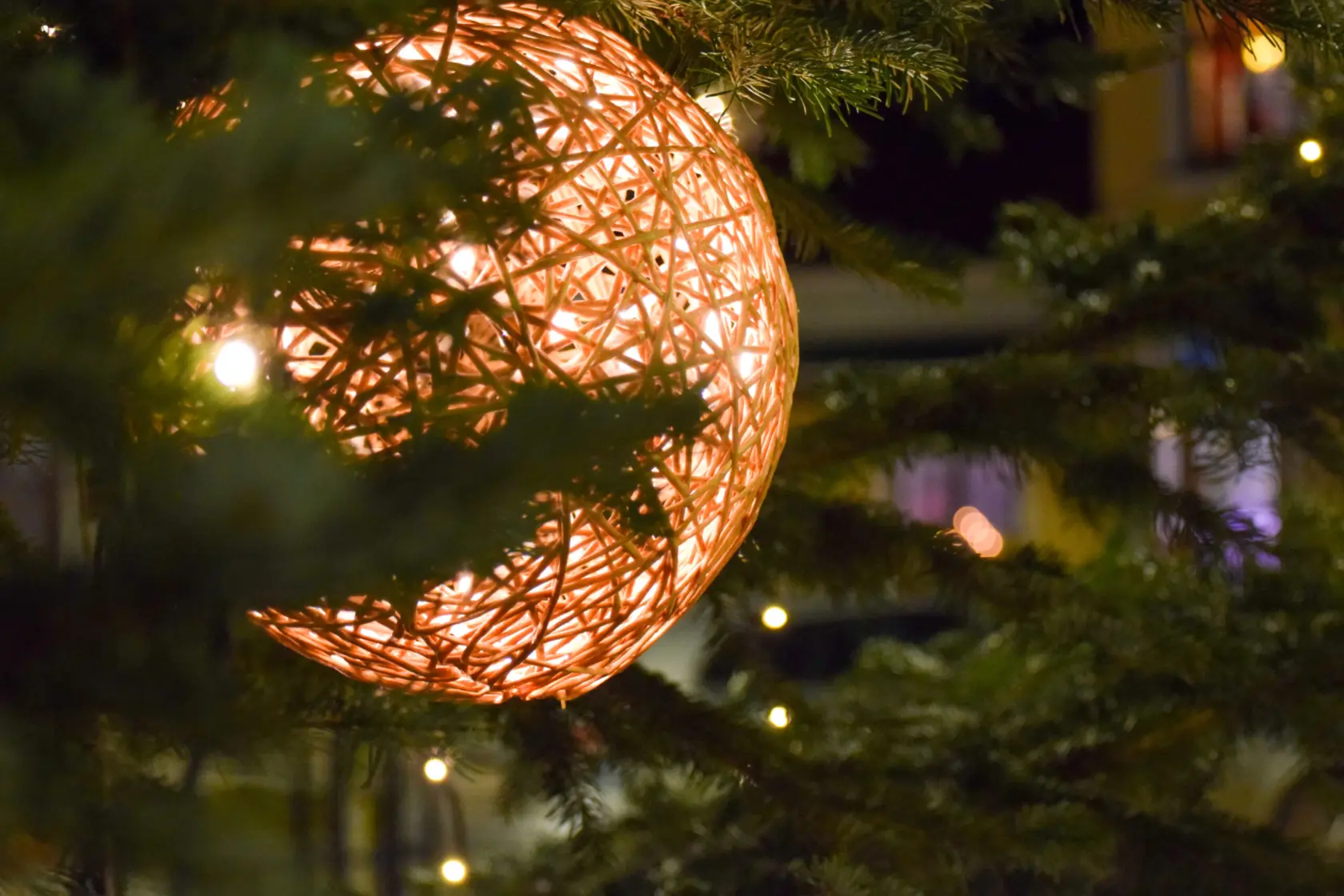 Närbild gyllene julgranskula