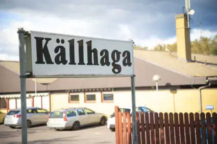 Närbild på skylt med texten "Källhaga". Utanför Källhaga äldreboende i Hörby