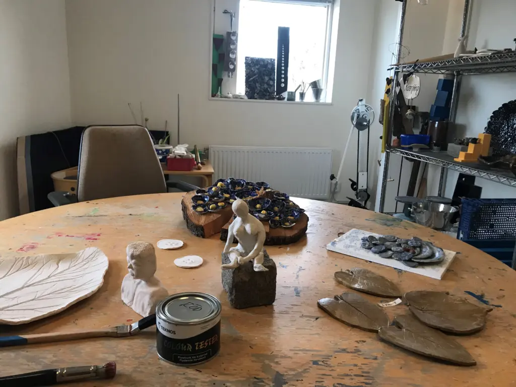 figurer i lera färgpenslar ställning med verktyg