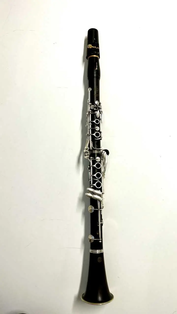 Klarinett mot vit bakgrund