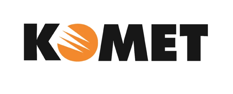 En vit bakgrund med Komets svarta och orangea logga