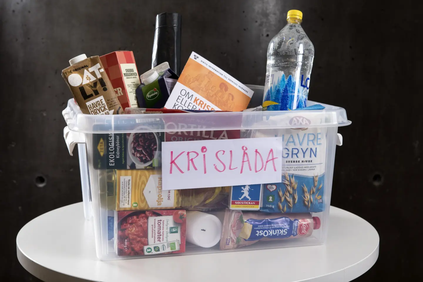 Låda innehållande mat, tändstickor, vatten med mera