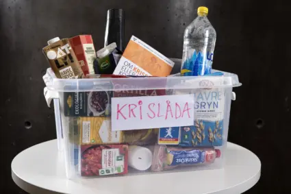 Låda innehållande mat, tändstickor, vatten med mera