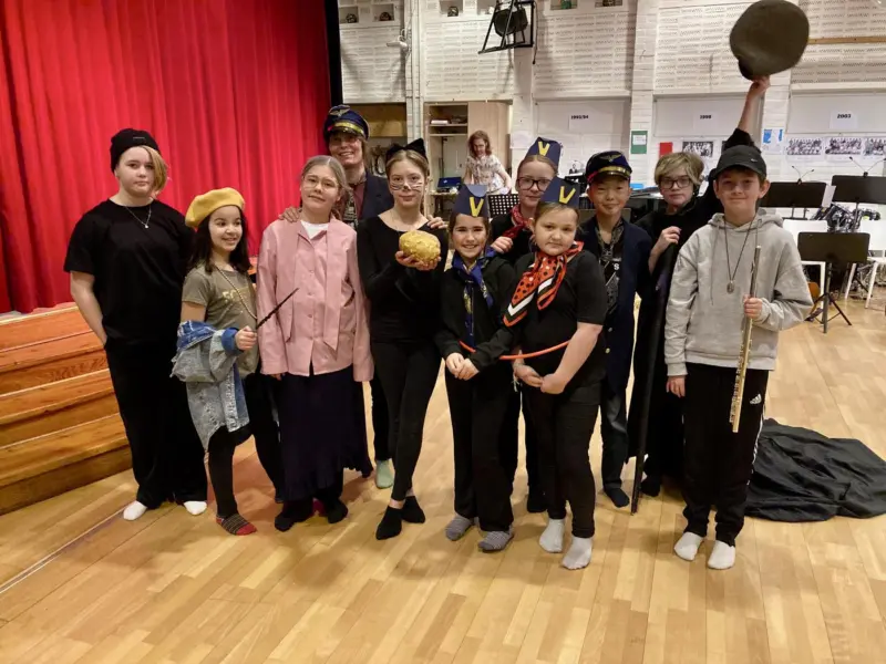 En grupp utklädda ungdomar tittar in i kameran