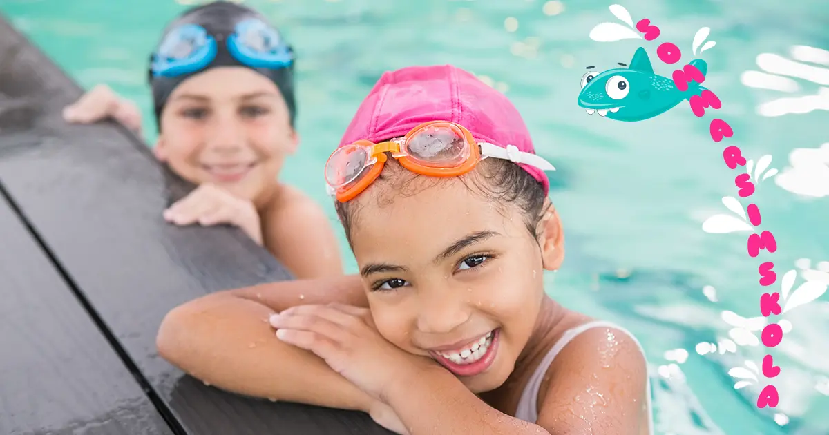 barn som hänger på en kant i en bassäng