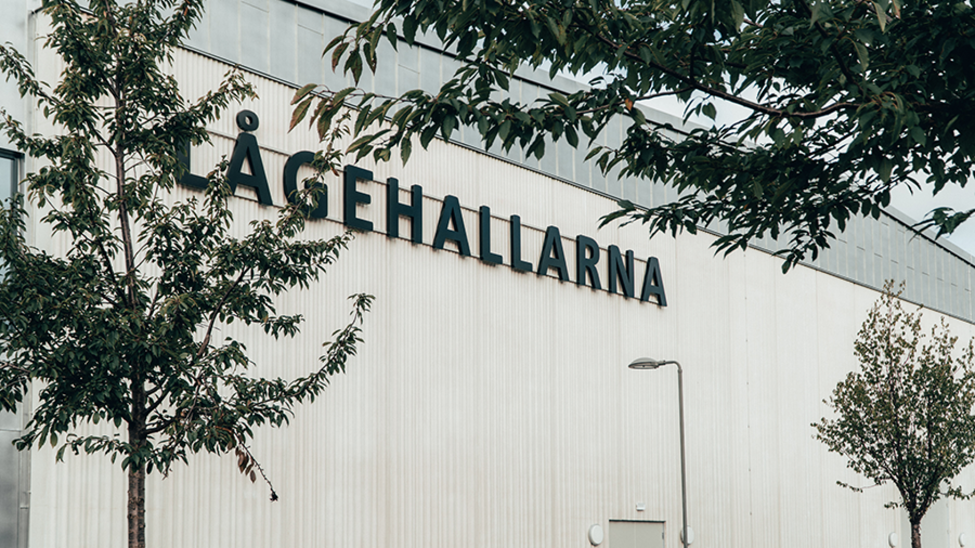 Foto: Lågehallarnas skyllt på fasaden