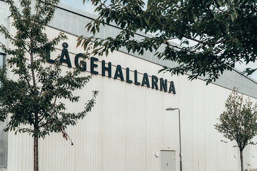 Foto: Lågehallarnas skyllt på fasaden